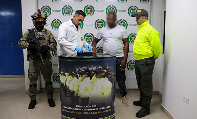 Toma de huellas dactilares a capturado.