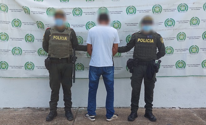 Persona capturada-policías custodiando