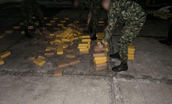 Funcionarios del Ejército Nacional con elementos incautados