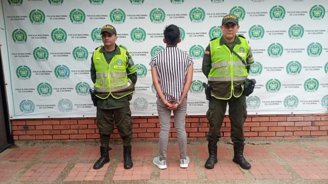 Captura en flagrancia por el delito de uso documento público falso