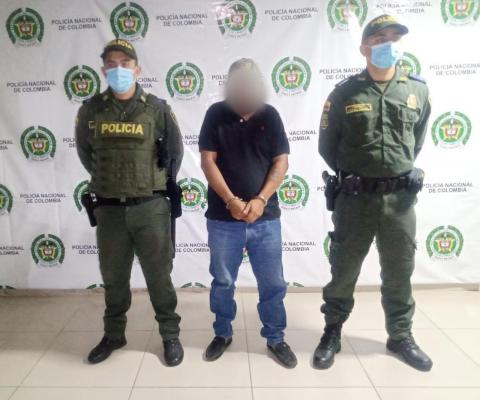 una persona capturada-policías custodiando