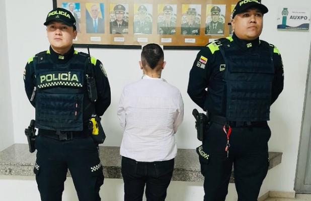 Capturada por portar un celular que aparecía hurtado