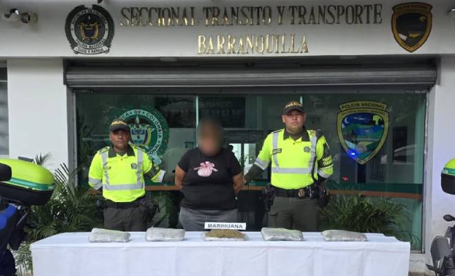En este procedimiento fue capturada una persona a quien se le hallaron cinco paquetes rectangulares con marihuana, con un peso aproximado de 2,5 kilogramos.