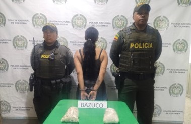 Persona capturada- policías custodiando