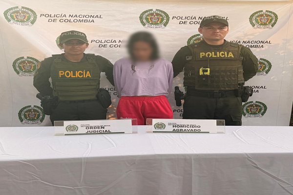 Dos Polic&iacute;as con una capturada requerida por homicidio agravado en Neiva