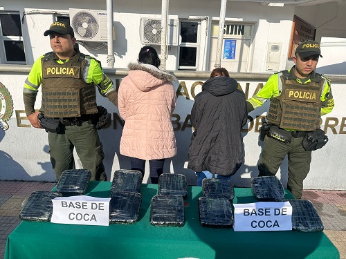 Adheridos a su cuerpo transportaban camuflada la base de cocaína.