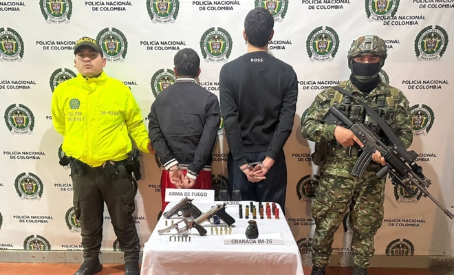 Funcionario policial y del ejercito con 2 capturados y armamento incautado