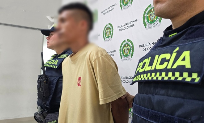 Dos policías con un capturado