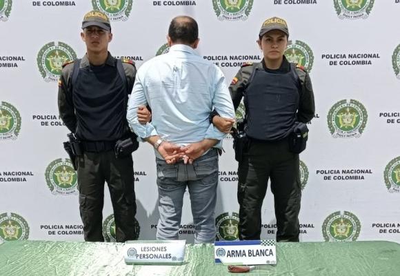 Dejado a disposición de la Fiscalía por el delito de lesiones personales dolosas.