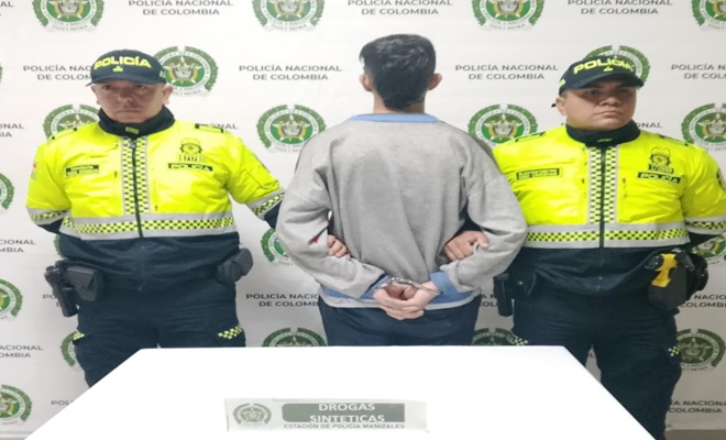 Dos policías con un capturado