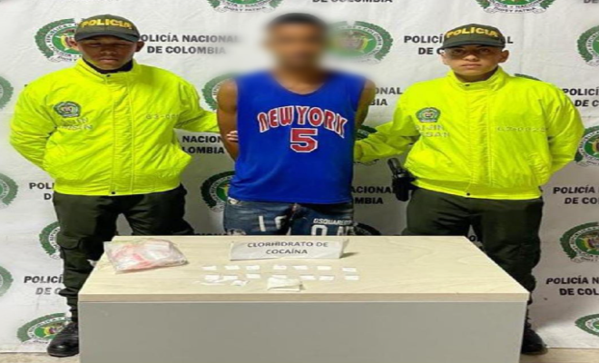 Persona capturada-policías custodiando