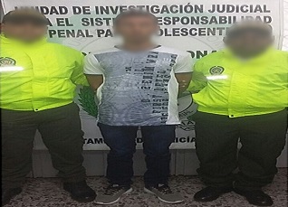 Los sujetos habrían manipulado al menor de edad para que éste intimara con ellos