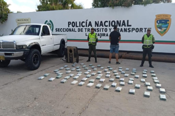 Persona capturada-policías custodiando