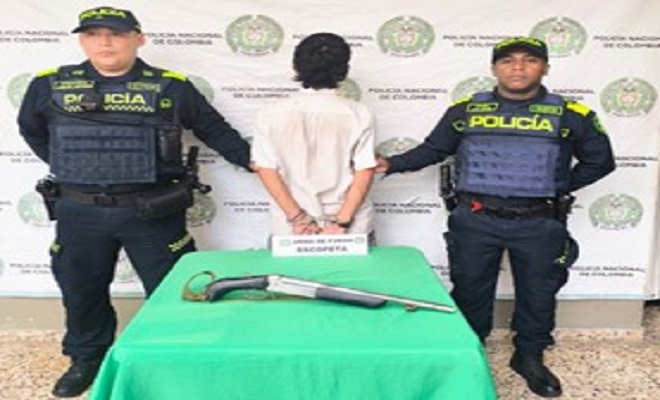 La escopeta fue lanzada a zona verde donde fue hallada por los policías