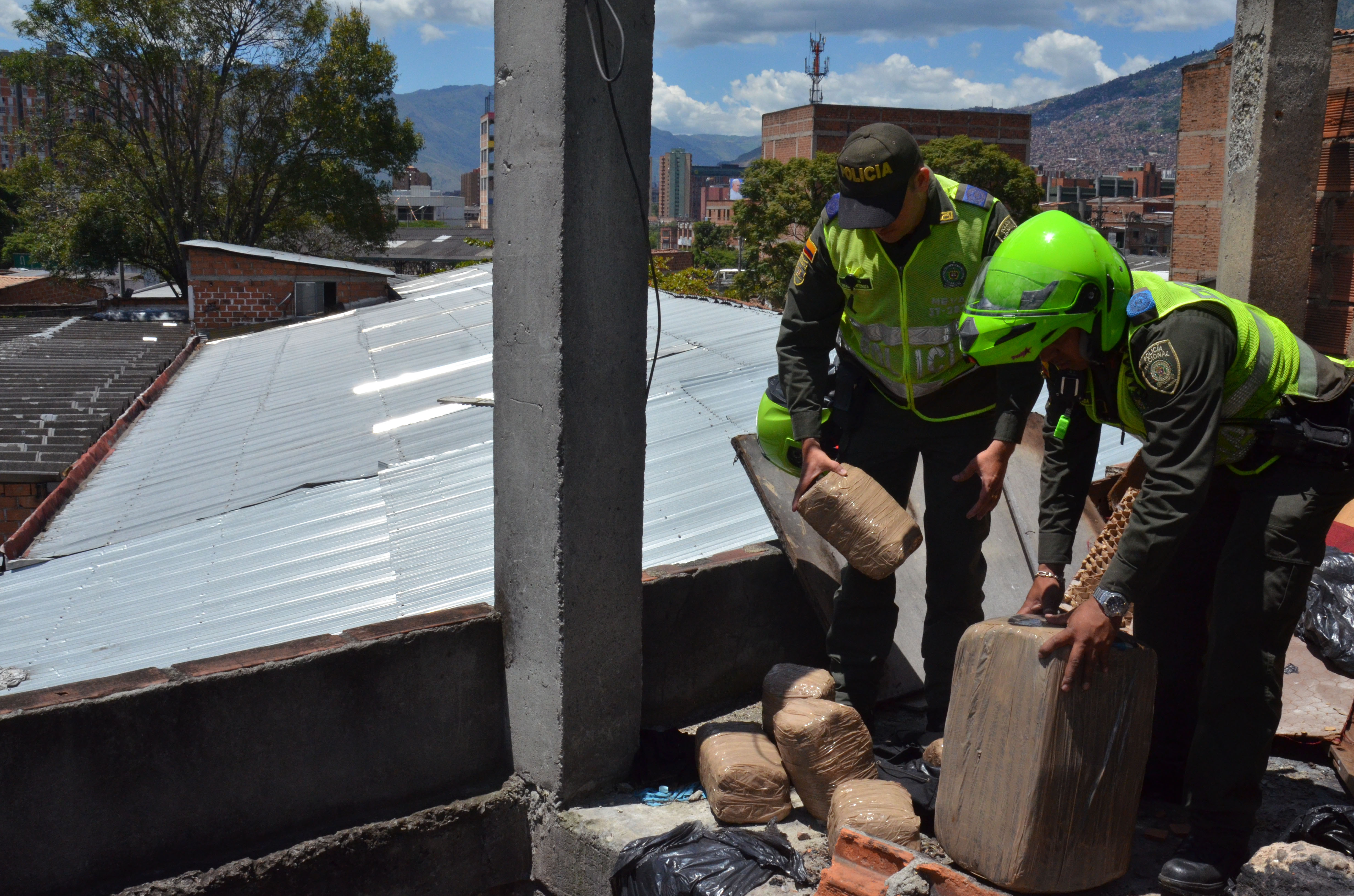 Dos policías incautaron marihuana en una caleta en el centro de Medellín