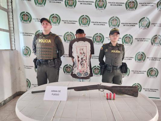 Persona capturada-policías custodiando