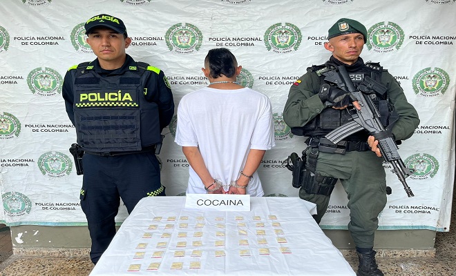 El hombre al notar la presencia policial, arroja al suelo una bolsa y emprende la huida