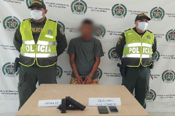 Una persona capturada-un arma de fuego-dos policías- celulares