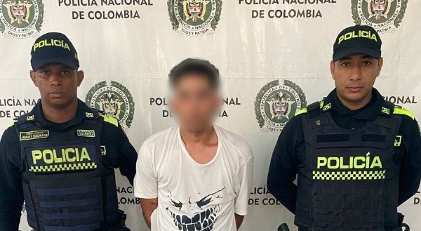 En el sector del barrio Montes de Barranquilla se aprehende a un menor y un adulto por extorsión y porte ilegal de arma de fuego 