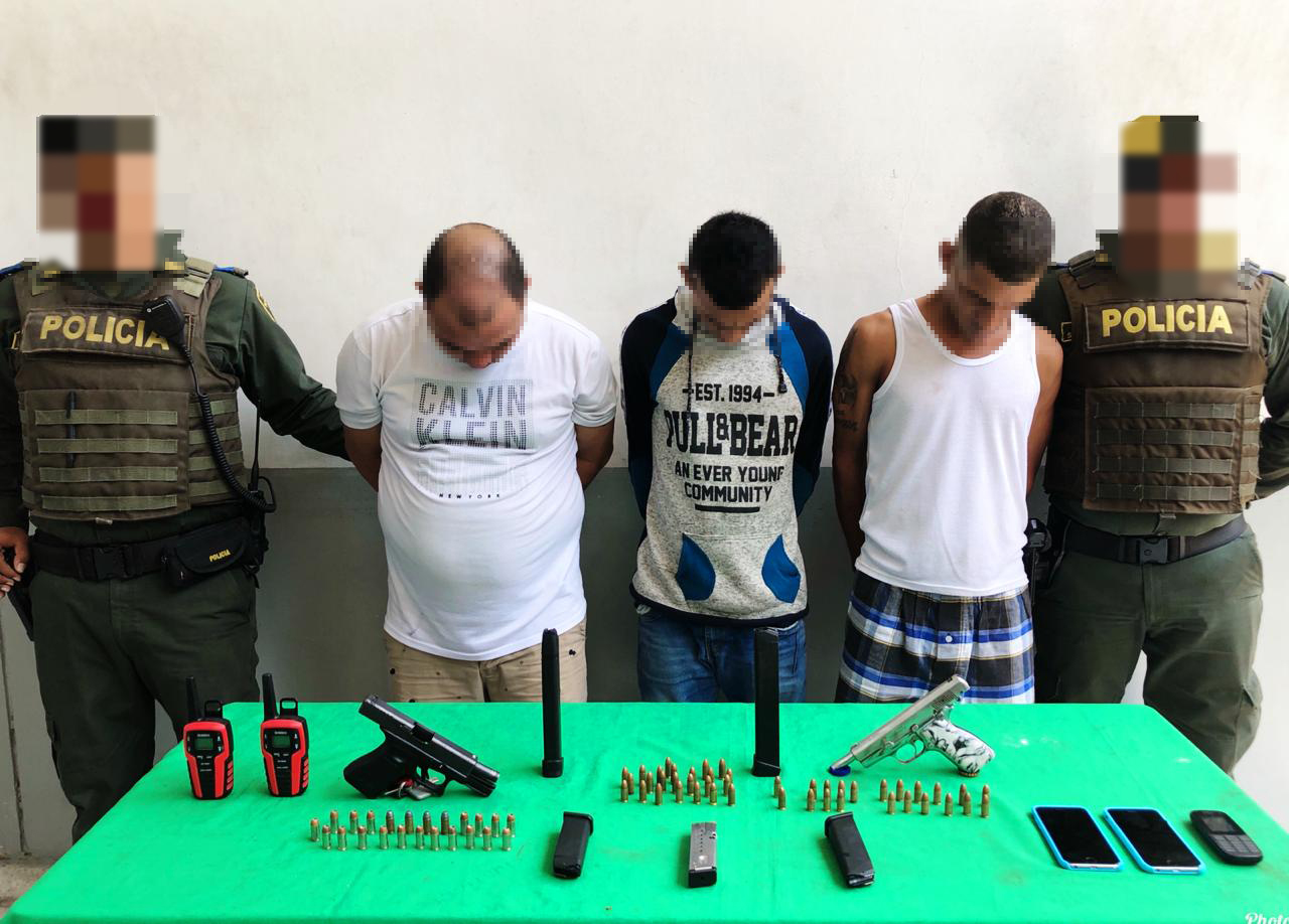 3 armas de fuego, dos motocicletas  y abundante munición para las mismas fueron incautadas. 