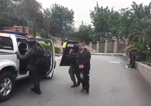 Policías conducen a un hombre conocido como "tavo" capturado con orden judicial