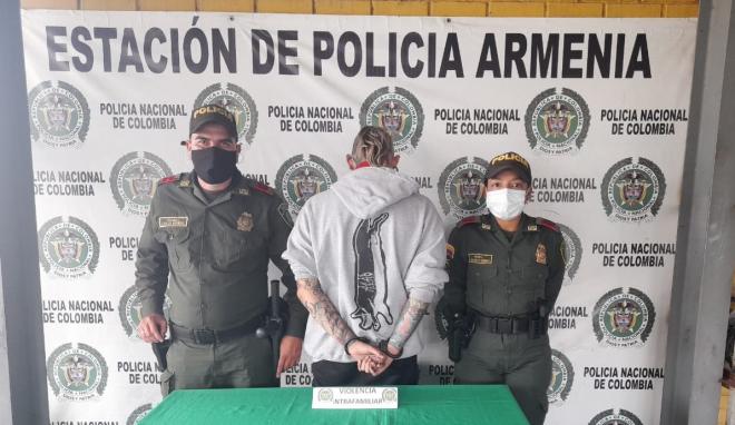 El hombre causó lesiones a su pareja.