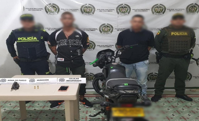 Se movilizaban en una motocicleta y al registrarlos portaban un revólver calibre 38 con dos cartuchos
