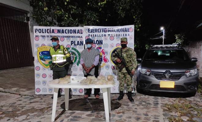 Una persona capturada-policías custodiando-alucinógenos incautados-vehículo inmovilizado