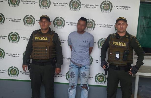 La persona detenida registra varias anotaciones judiciales y comportamientos contrarios a la convivencia.