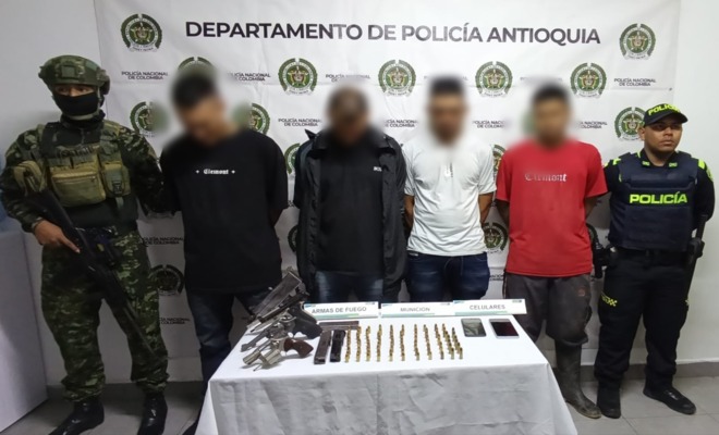 Dos polic&iacute;as custodian a cuatro capturados