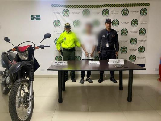 Requerido por orden judicial por los delitos de homicidio agravado, fabricación, porte o tenencia de armas de fuego.