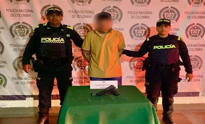 Una persona capturada por dos policías
