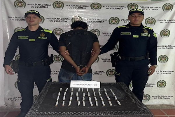 Dos Policías y un hombre capturado por el delito de estupefacientes