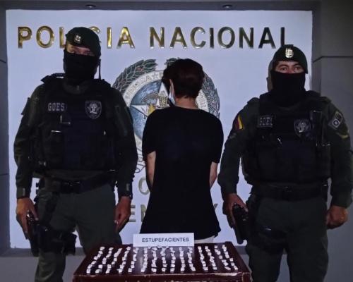 Persona capturada-policías custodiando-sustancia alucinógena 