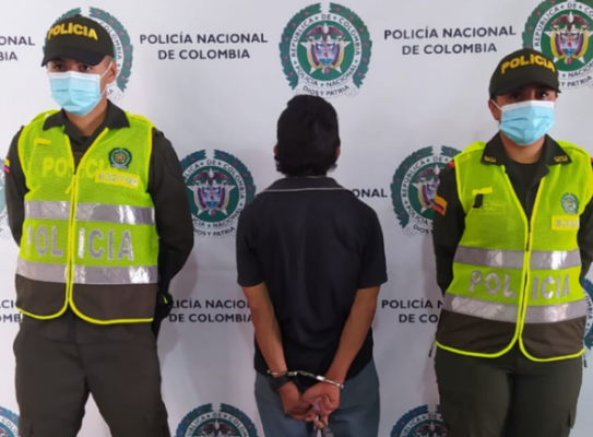 1 persona capturada-policías custodiando