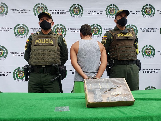 Fueron por violencia intrafamiliar y capturaron por porte ilegal de armas de fuego