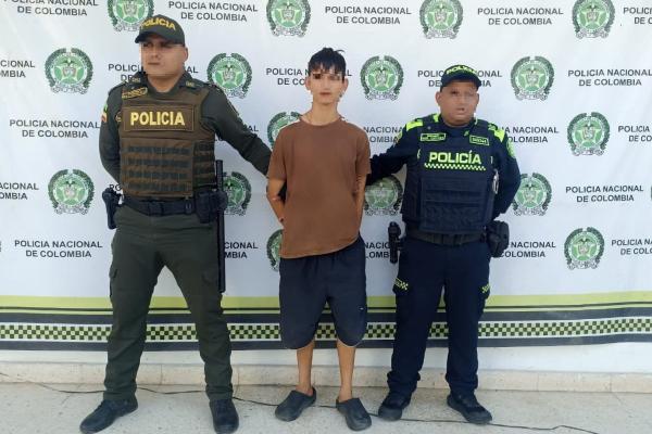 Capturado en flagrancia por el delito violencia intrafamiliar.