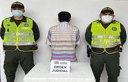 1 persona capturada-policías custodiando