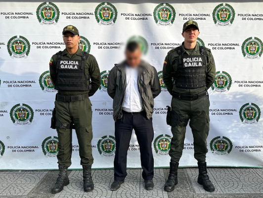 Persona capturada-policías custodiando