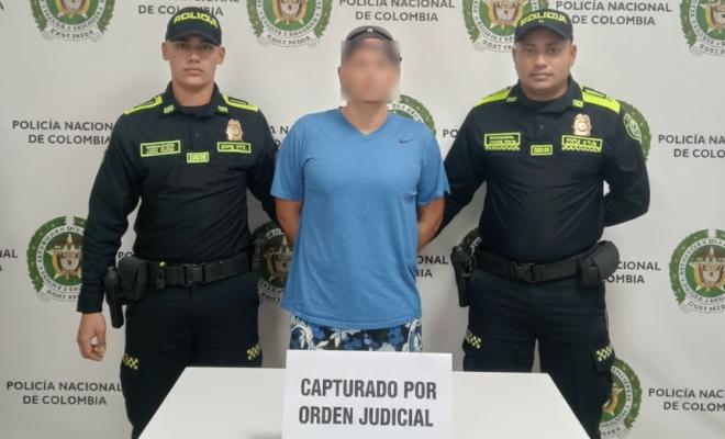 Dos polic&iacute;as con un capturado