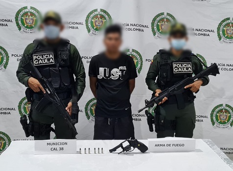 una persona capturada-policías custodiando