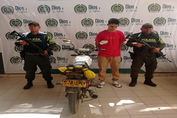 Fueron sorprendidos cuando conducían cada uno una motocicleta con una licencia de conducción falsa