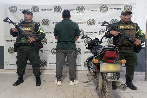 Dos sujetos capturados por uso de documento público falso