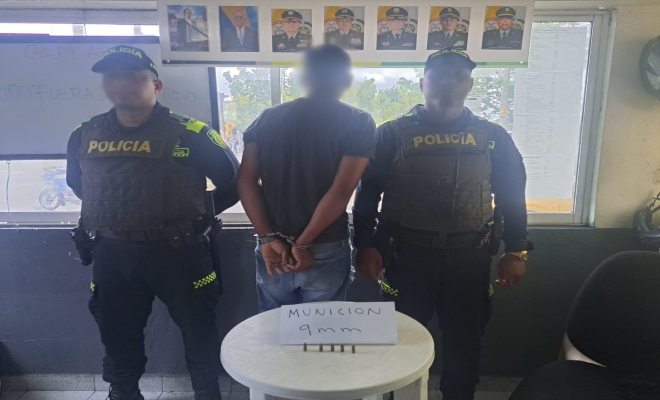 Persona capturada-policías custodiando