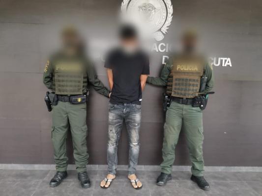 1 persona capturada-policías custodiando