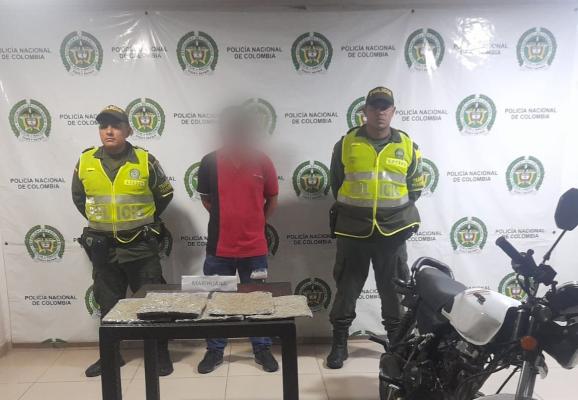 Capturado sujeto cuando transportaba 2.5 kilogramos de marihuana tipo creepy en la parrilla de su motocicleta