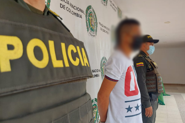 1 persona capturada-policías custodiando 