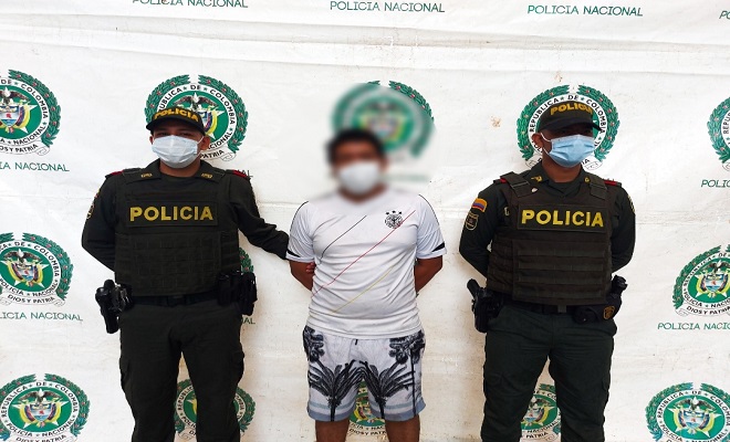 Persona capturada-policías custodiando