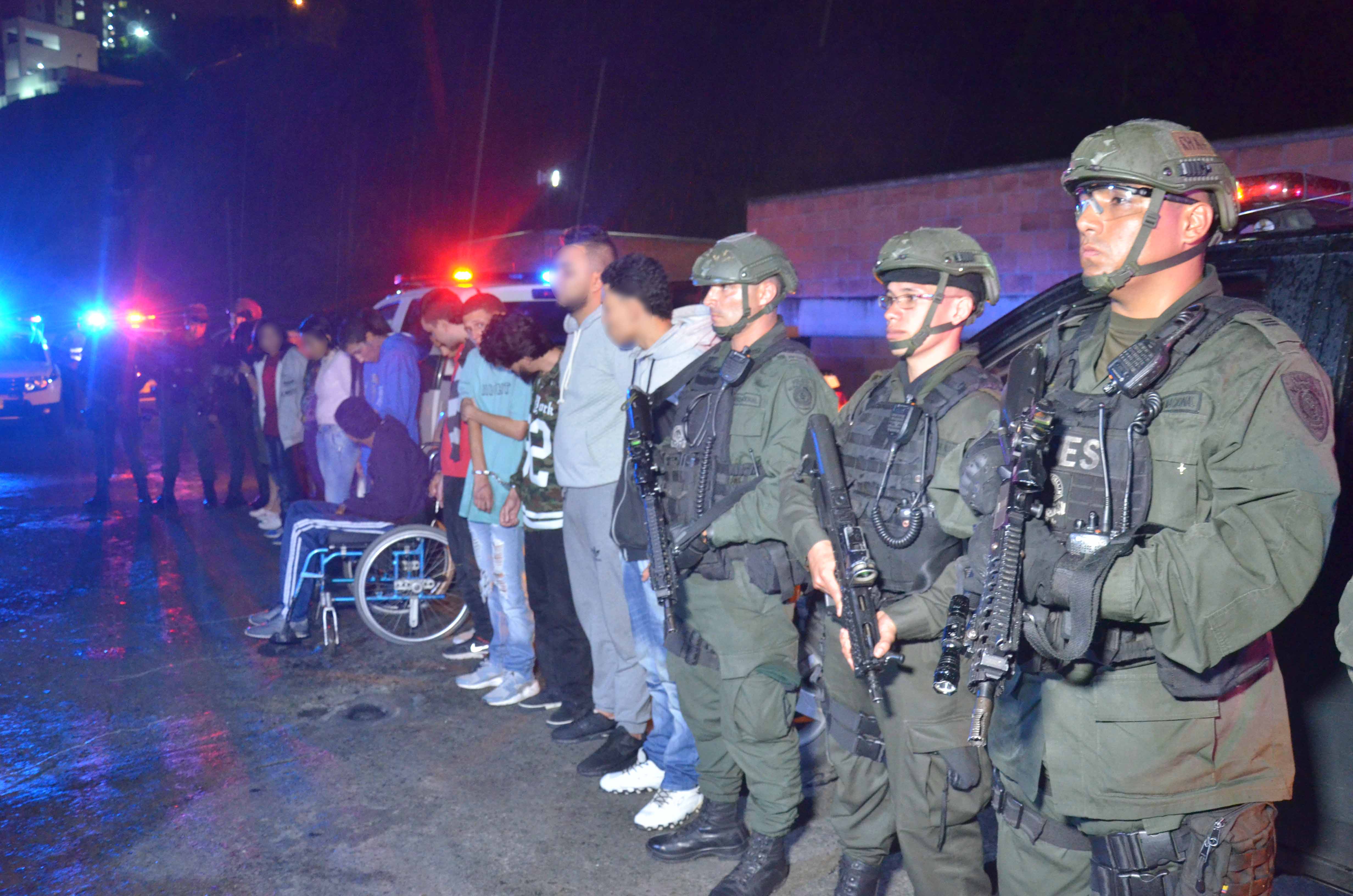 Grupo de operaciones especiales custodia los capturados de la banda la imperial de Medellín