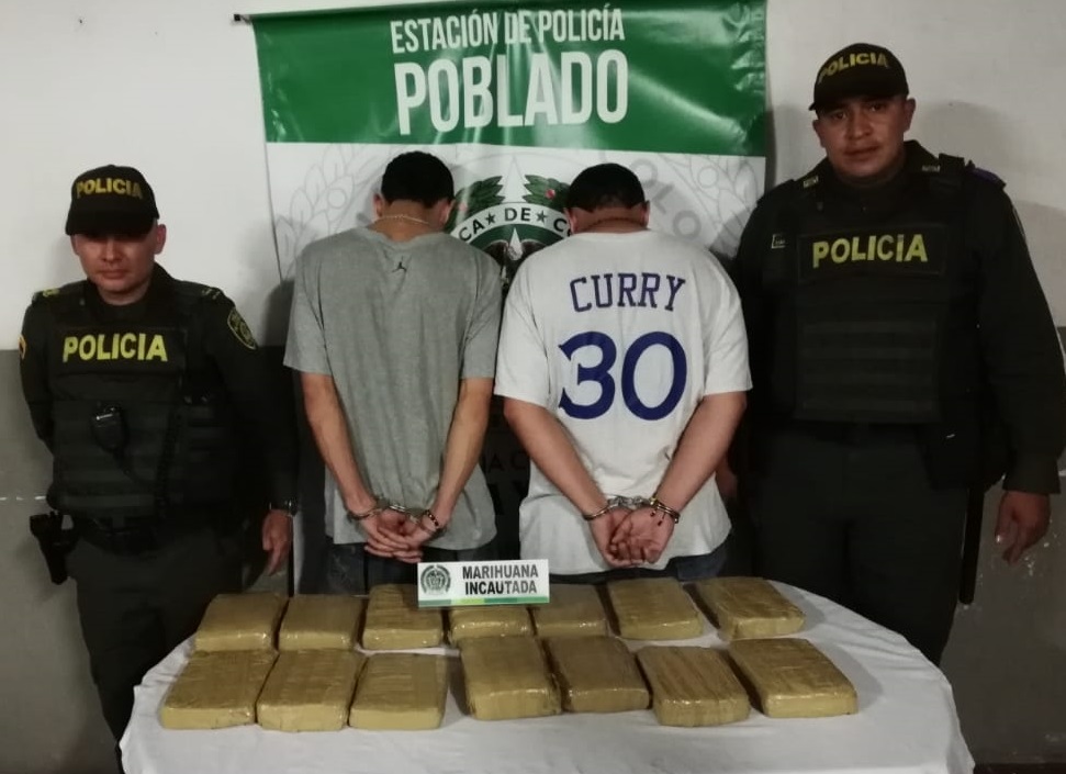 Policías de cuadrante custodian a capturados con marihuana en barrio Poblado de Medellín